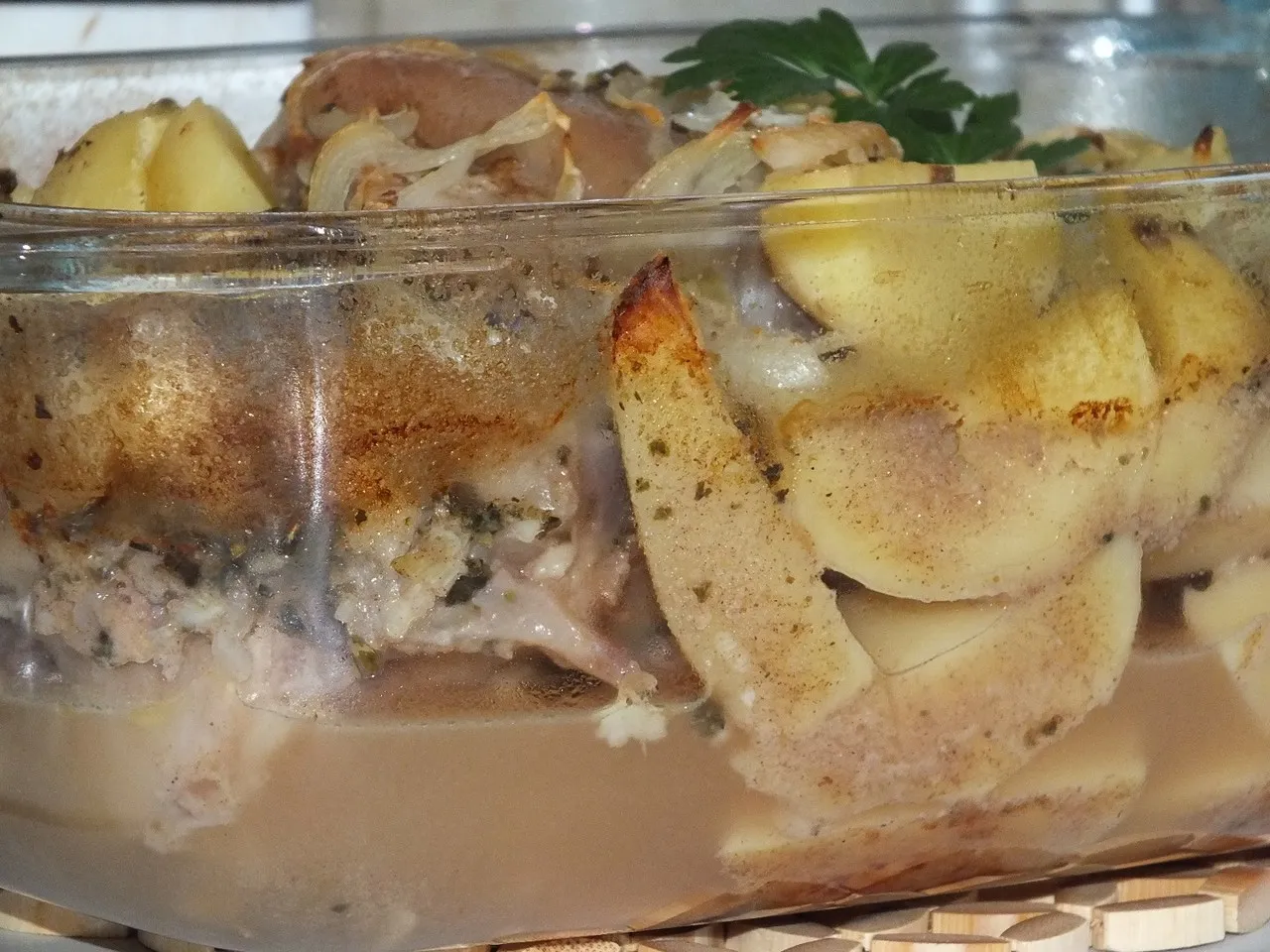 Golonka pieczona z ziemniakami