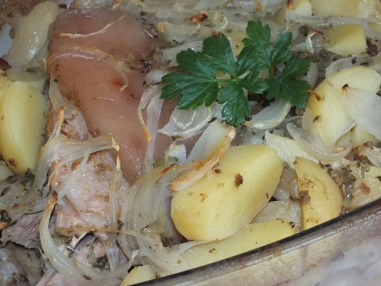 Golonka pieczona z ziemniakami