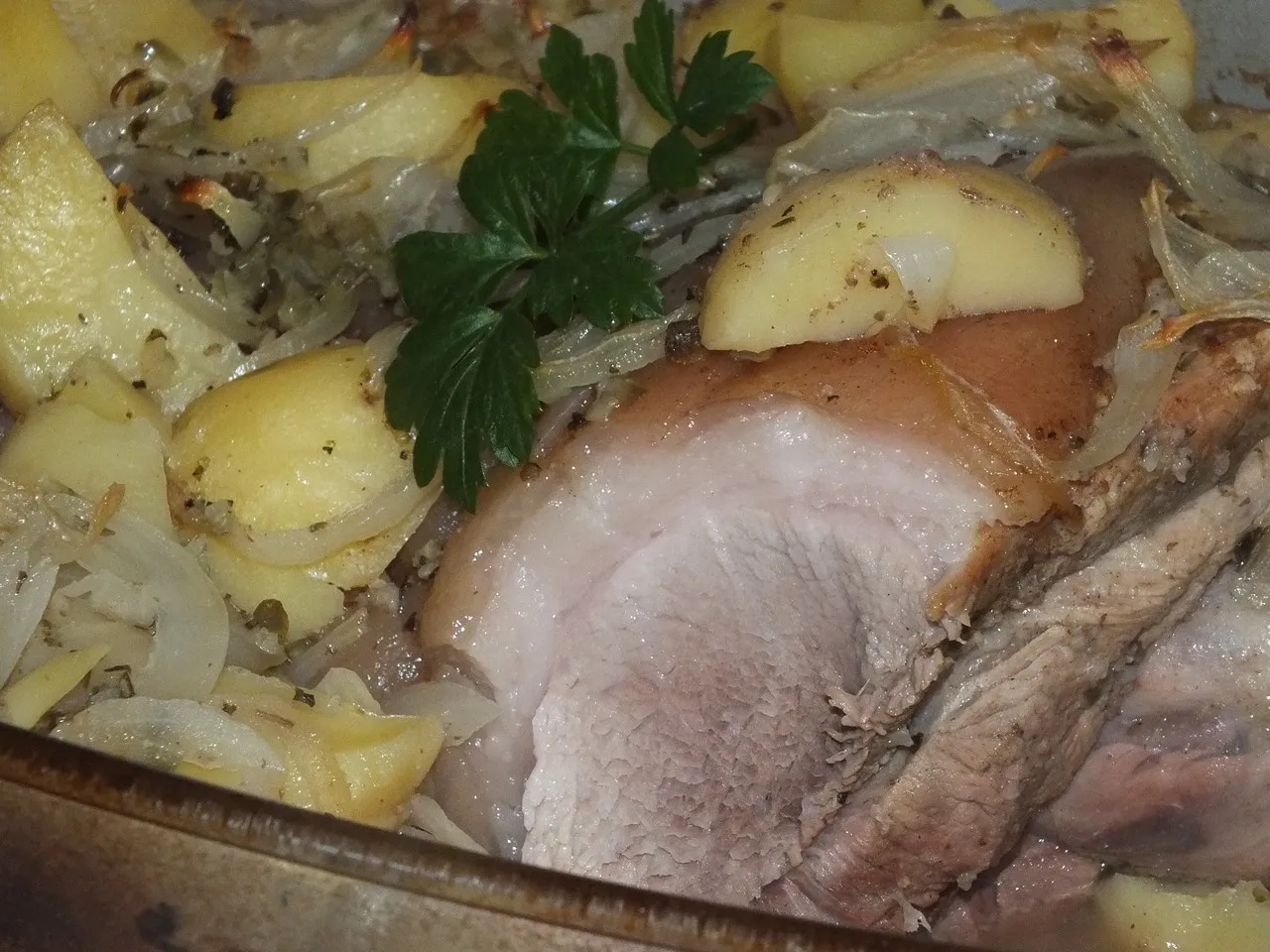 Golonka pieczona z ziemniakami