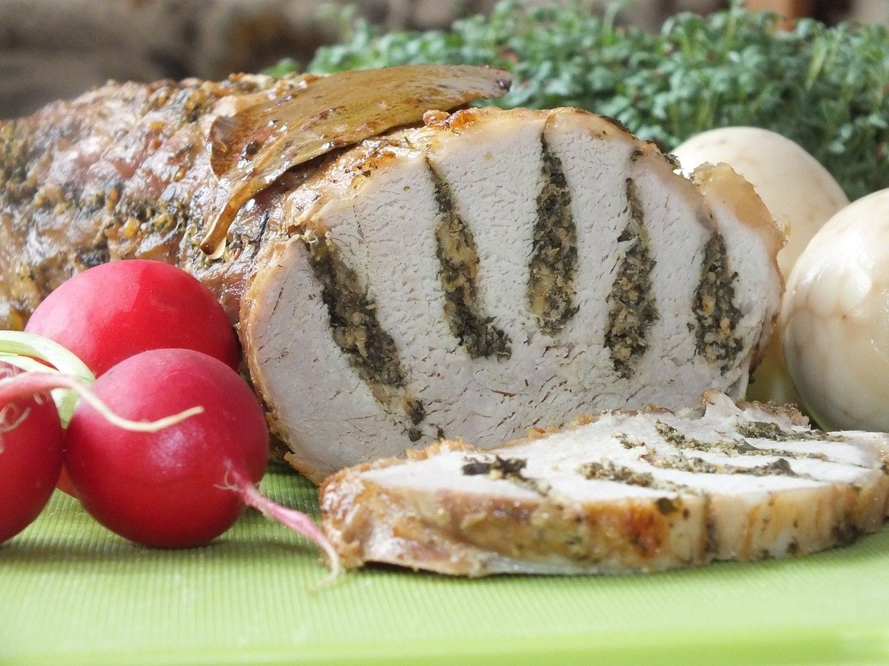 Schab pieczony z ziołowo-serowym dodatkiem