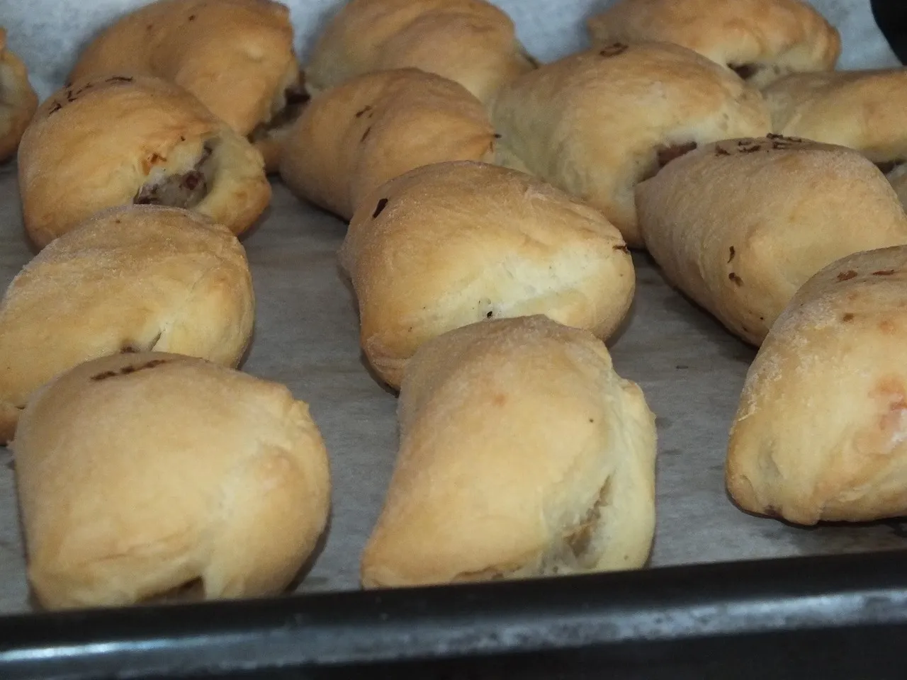Drożdżowe pierogi z kapustą kiszoną i kiełbaską