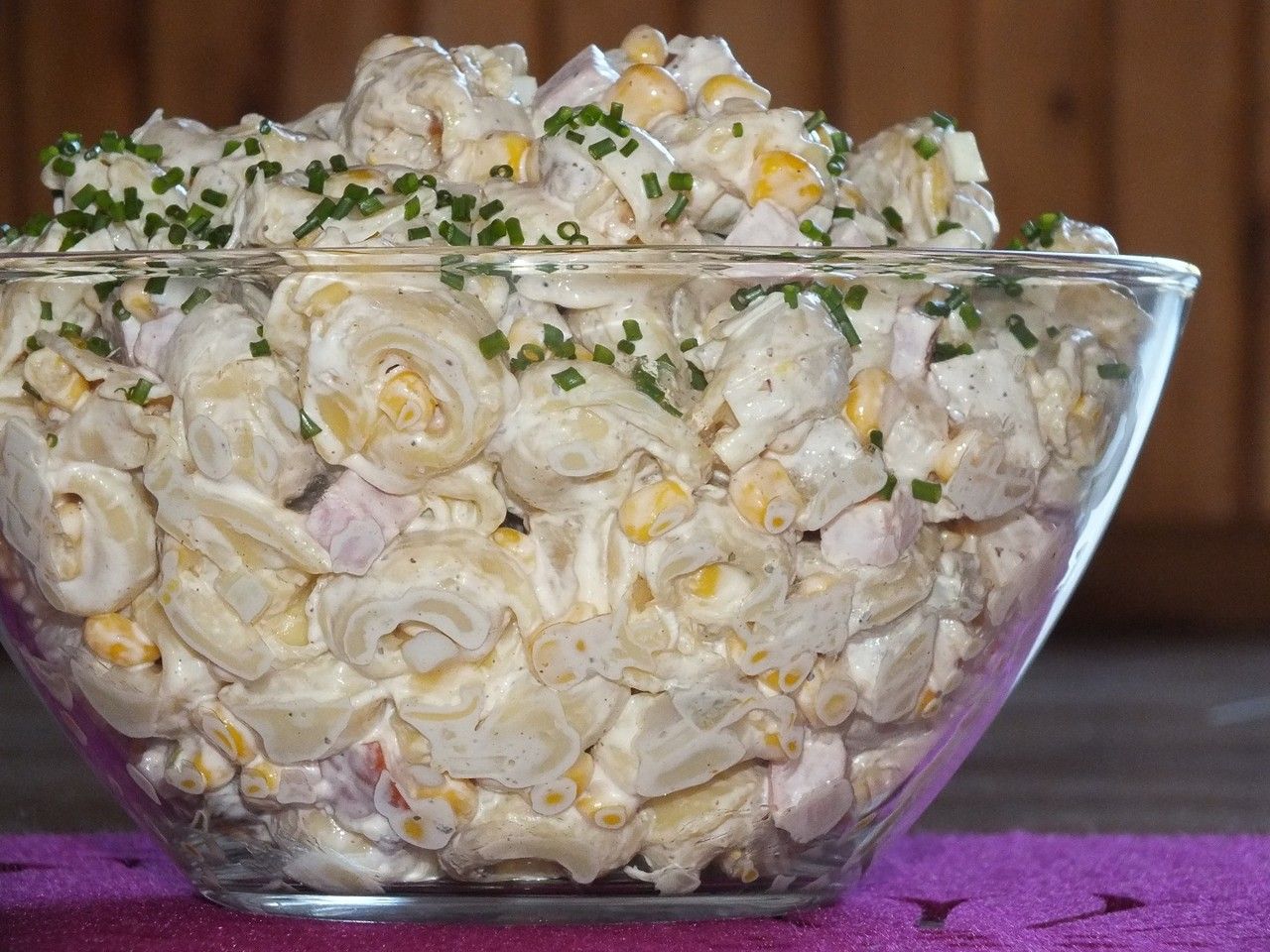 Sałatka tortellini z szynką i ananasem