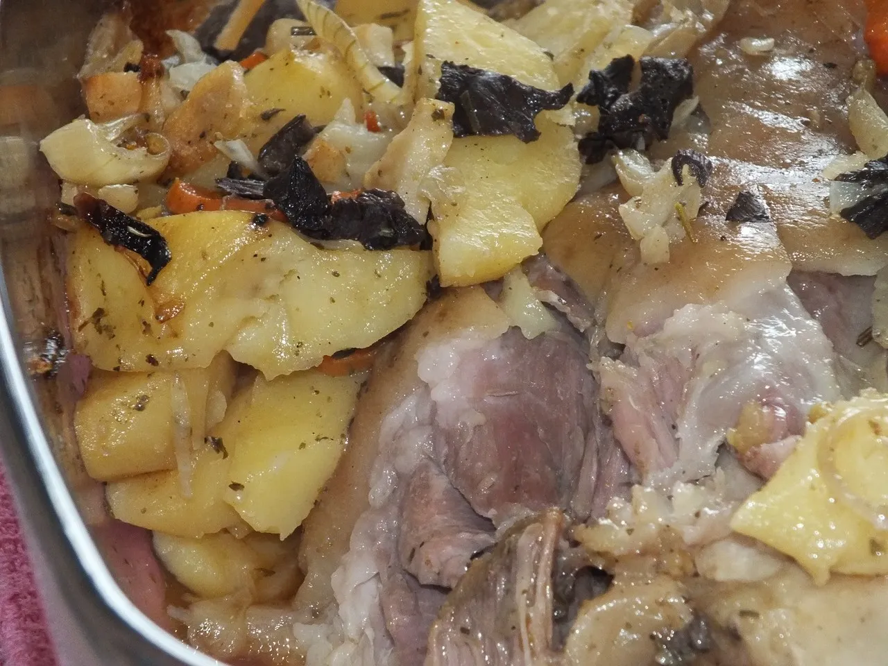 Golonka pieczona w ziemniakach