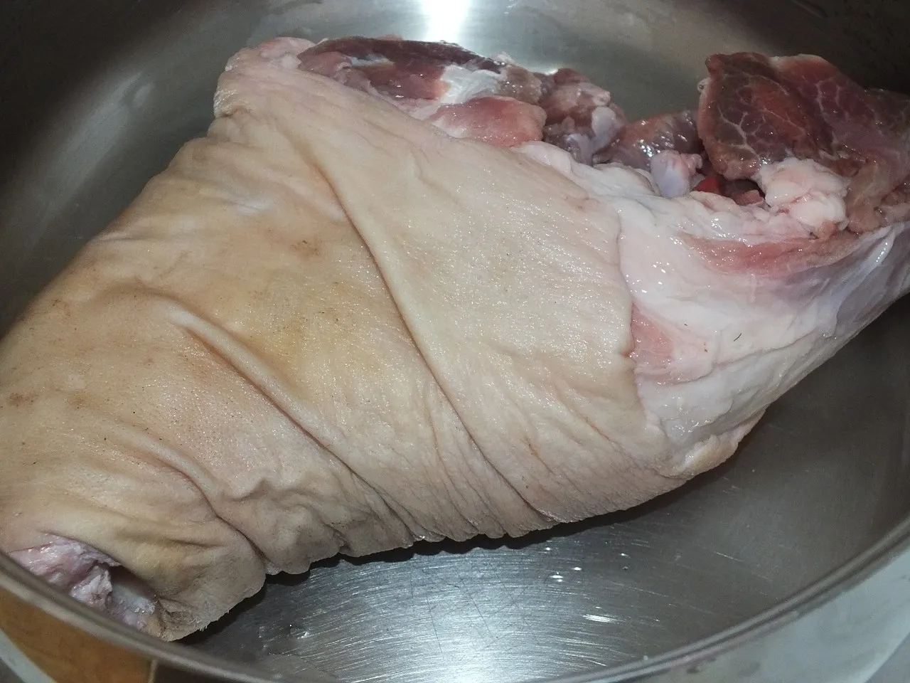 Golonka pieczona w ziemniakach