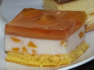 Jogurtowy brzoskwiniowiec z galaretką - 1