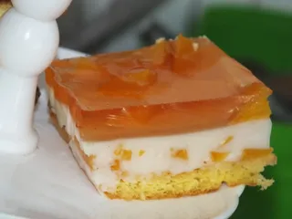 Jogurtowy brzoskwiniowiec z galaretką - 3