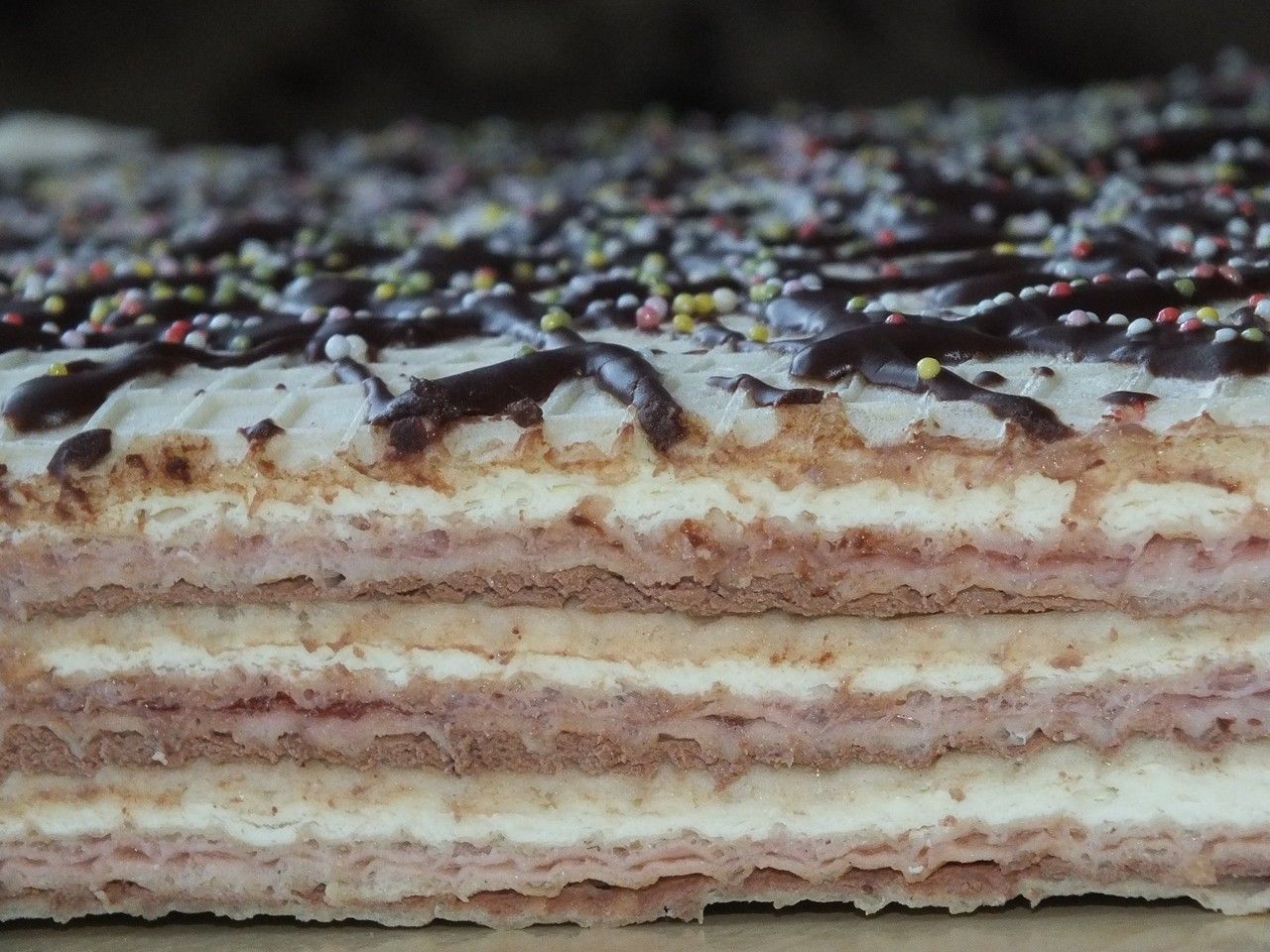 Wafle przekładane kolorowymi masami