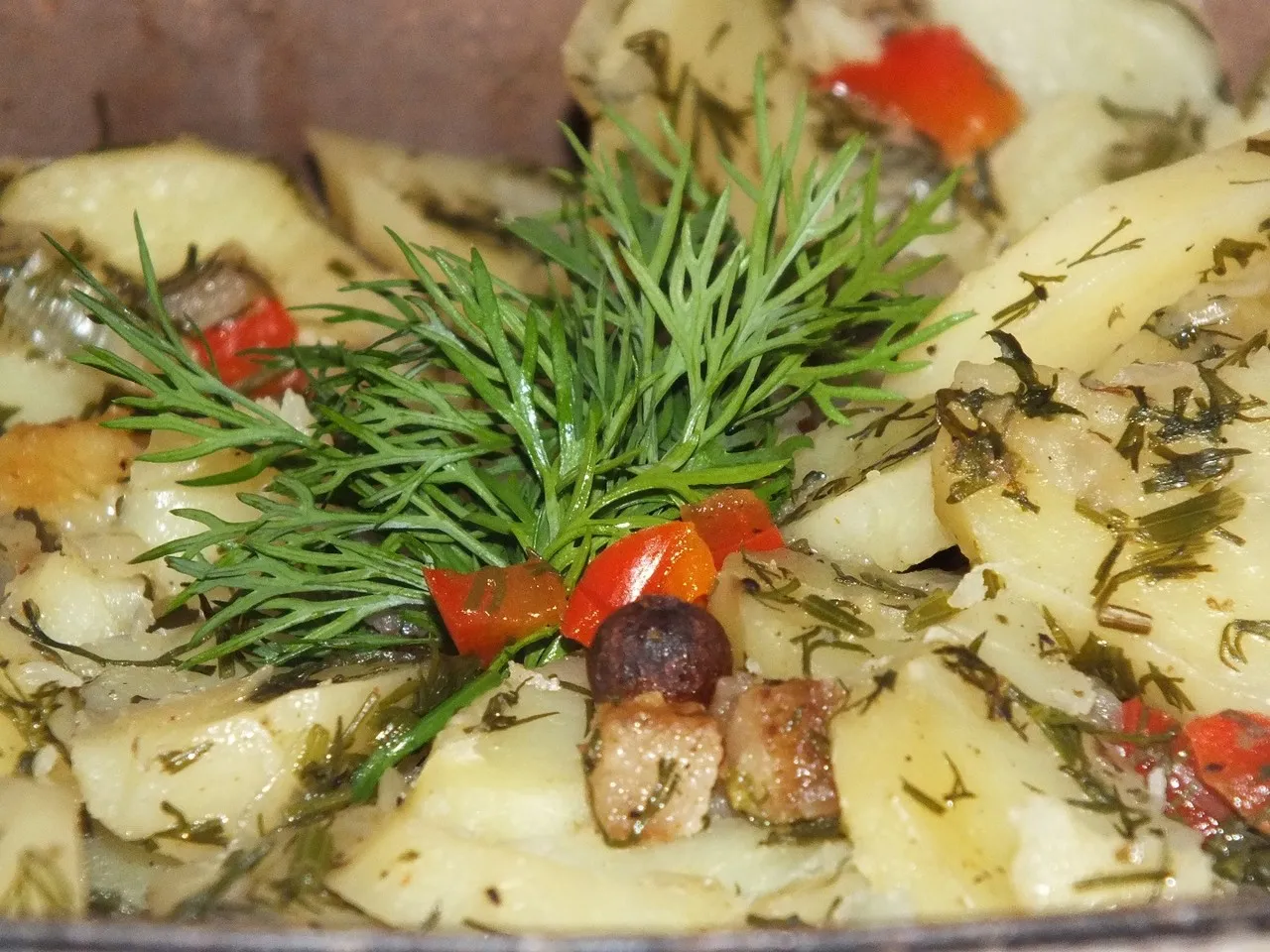 Zapiekanka ziemniaczana z papryką i koperkiem