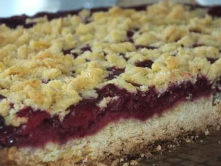Kruche ciasto z truskawkową masą i kruszonką - 15