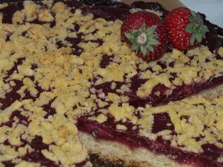 Kruche ciasto z truskawkową masą i kruszonką - 16