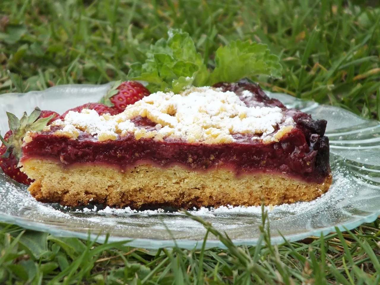Kruche ciasto z truskawkową masą i kruszonką