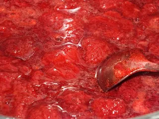 Kruche ciasto z truskawkową masą i kruszonką - 7