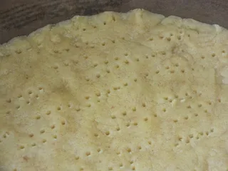 Kruche ciasto z truskawkową masą i kruszonką - 8