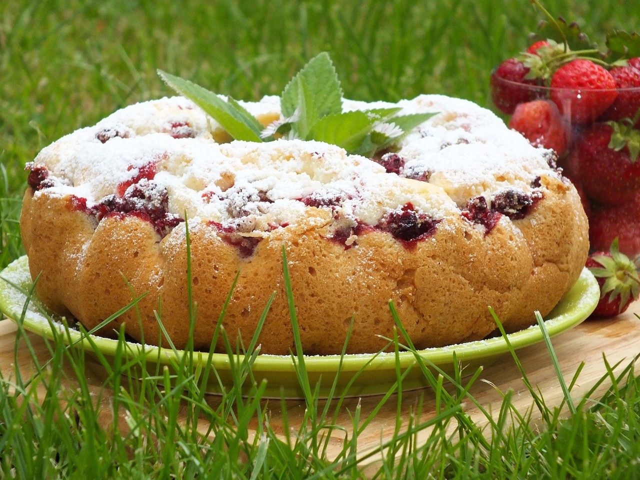 Babka z białek i truskawek