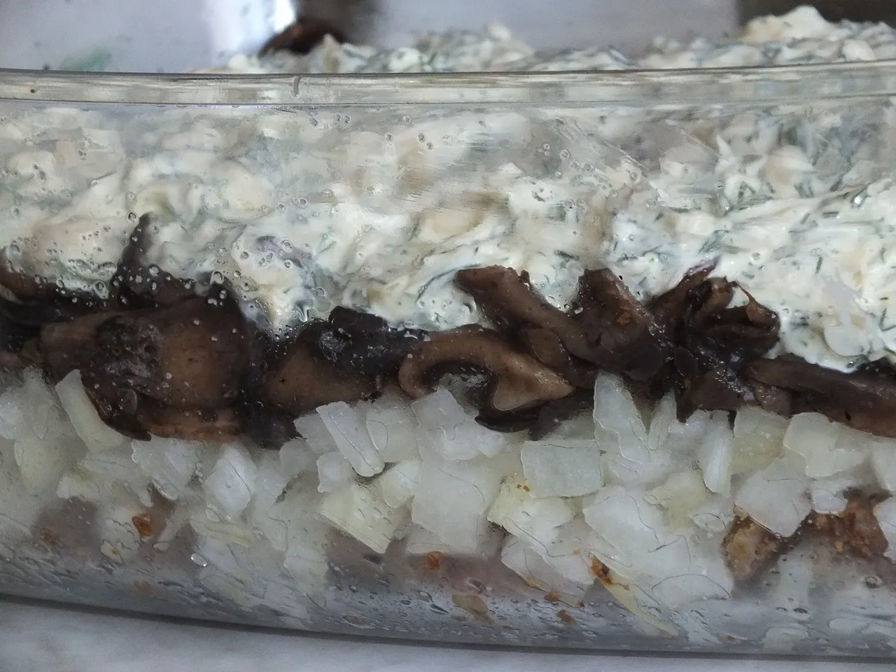 Schab zapiekany z pieczarkami pod serowo-śmietankowym sosem