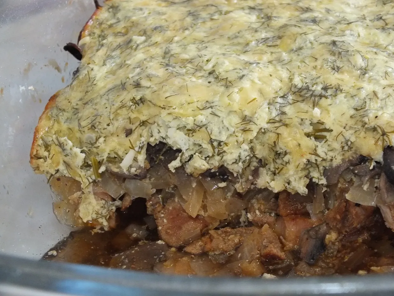 Schab zapiekany z pieczarkami pod serowo-śmietankowym sosem