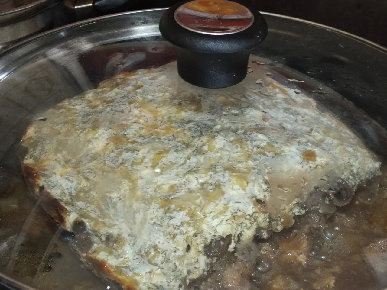 Schab zapiekany z pieczarkami pod serowo-śmietankowym sosem