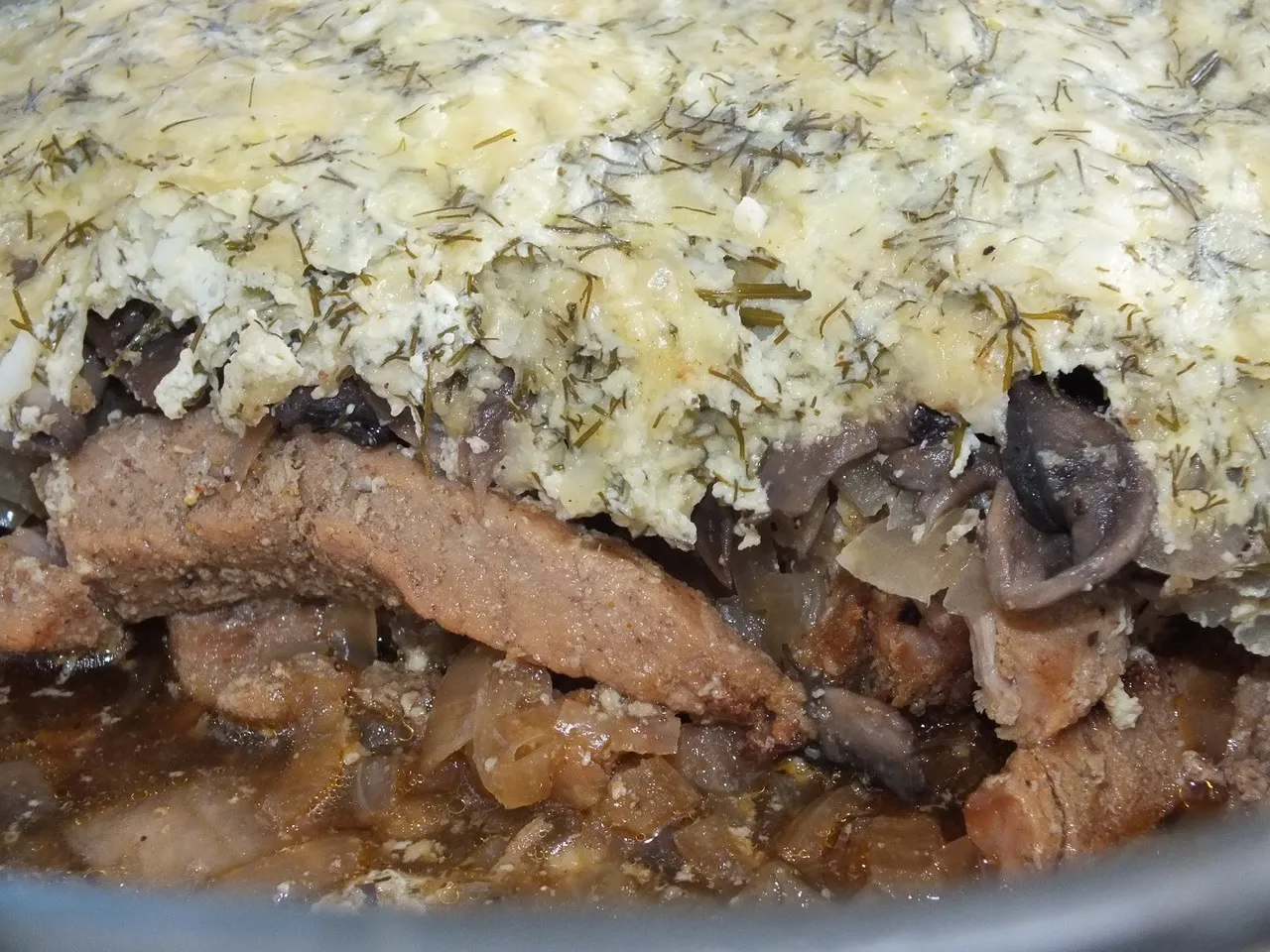 Schab zapiekany z pieczarkami pod serowo-śmietankowym sosem