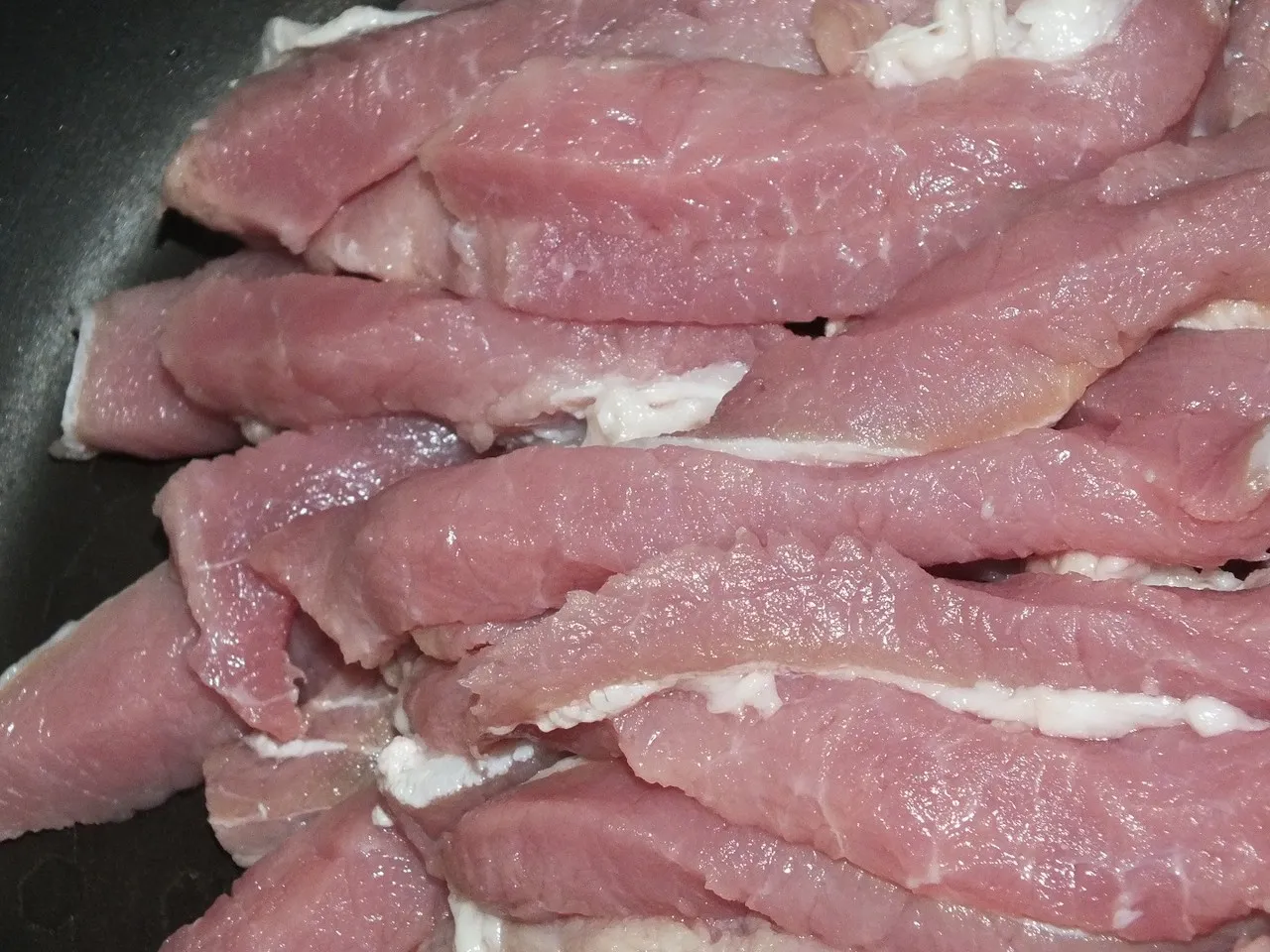 Schab zapiekany z pieczarkami pod serowo-śmietankowym sosem