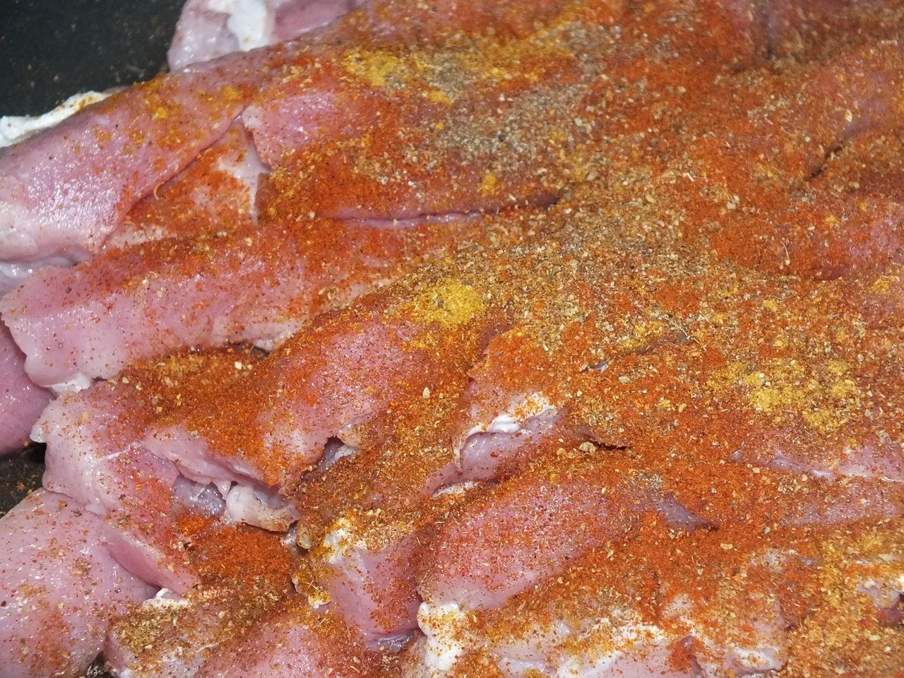 Schab zapiekany z pieczarkami pod serowo-śmietankowym sosem