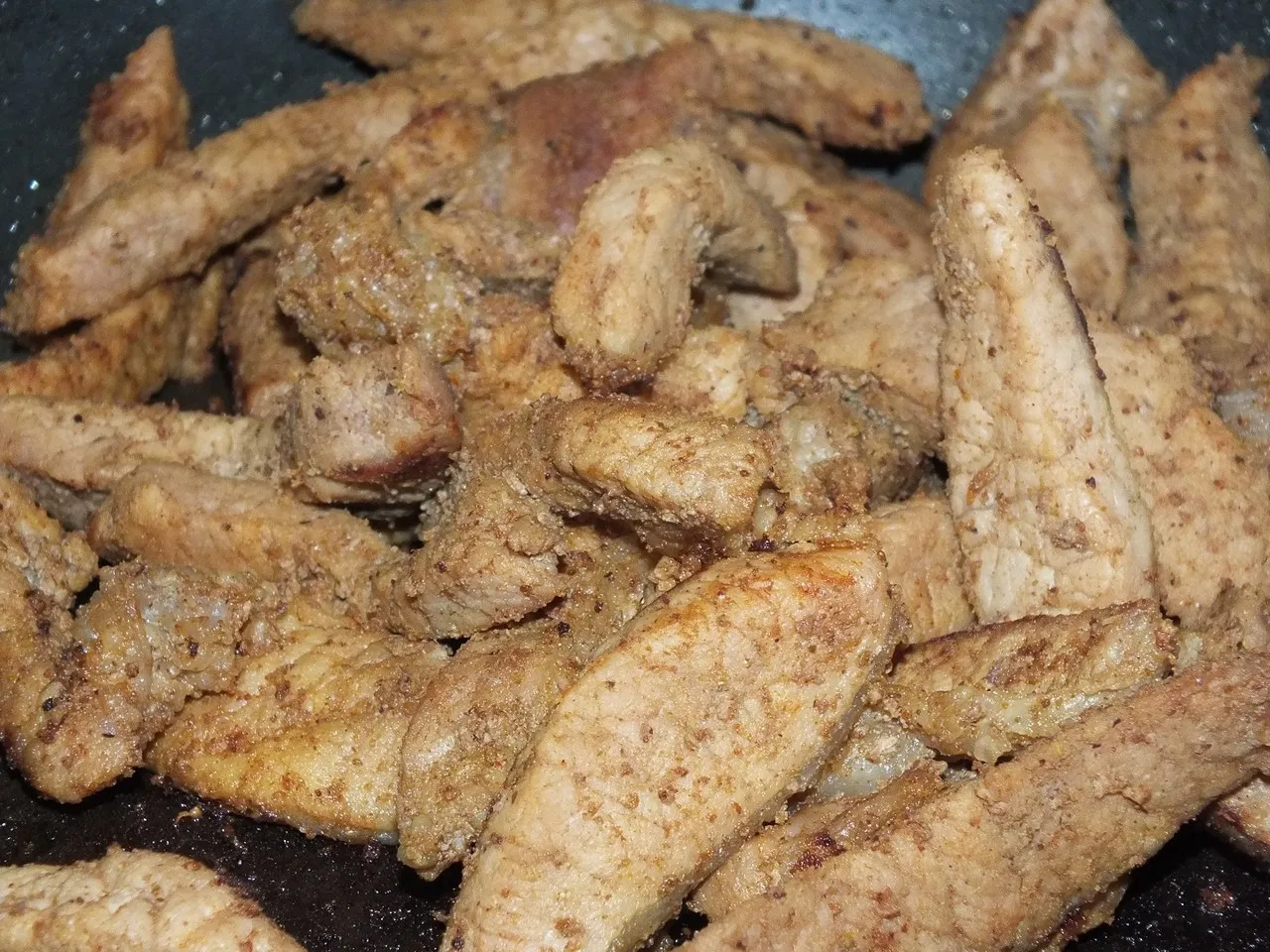 Schab zapiekany z pieczarkami pod serowo-śmietankowym sosem