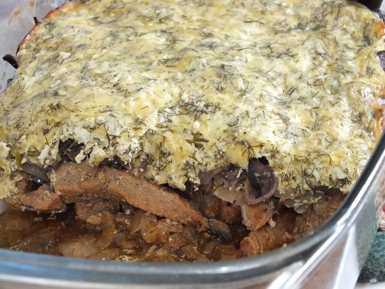 Schab zapiekany z pieczarkami pod serowo-śmietankowym sosem