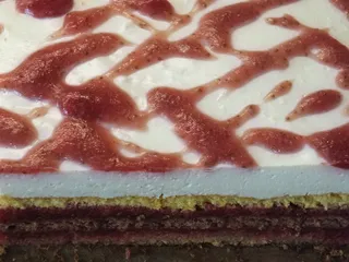 Truskawkowy przekładaniec z jogurtowo-śmietankową masą - 15
