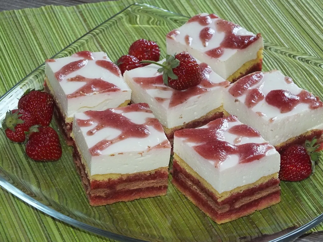 Truskawkowy przekładaniec z jogurtowo-śmietankową masą