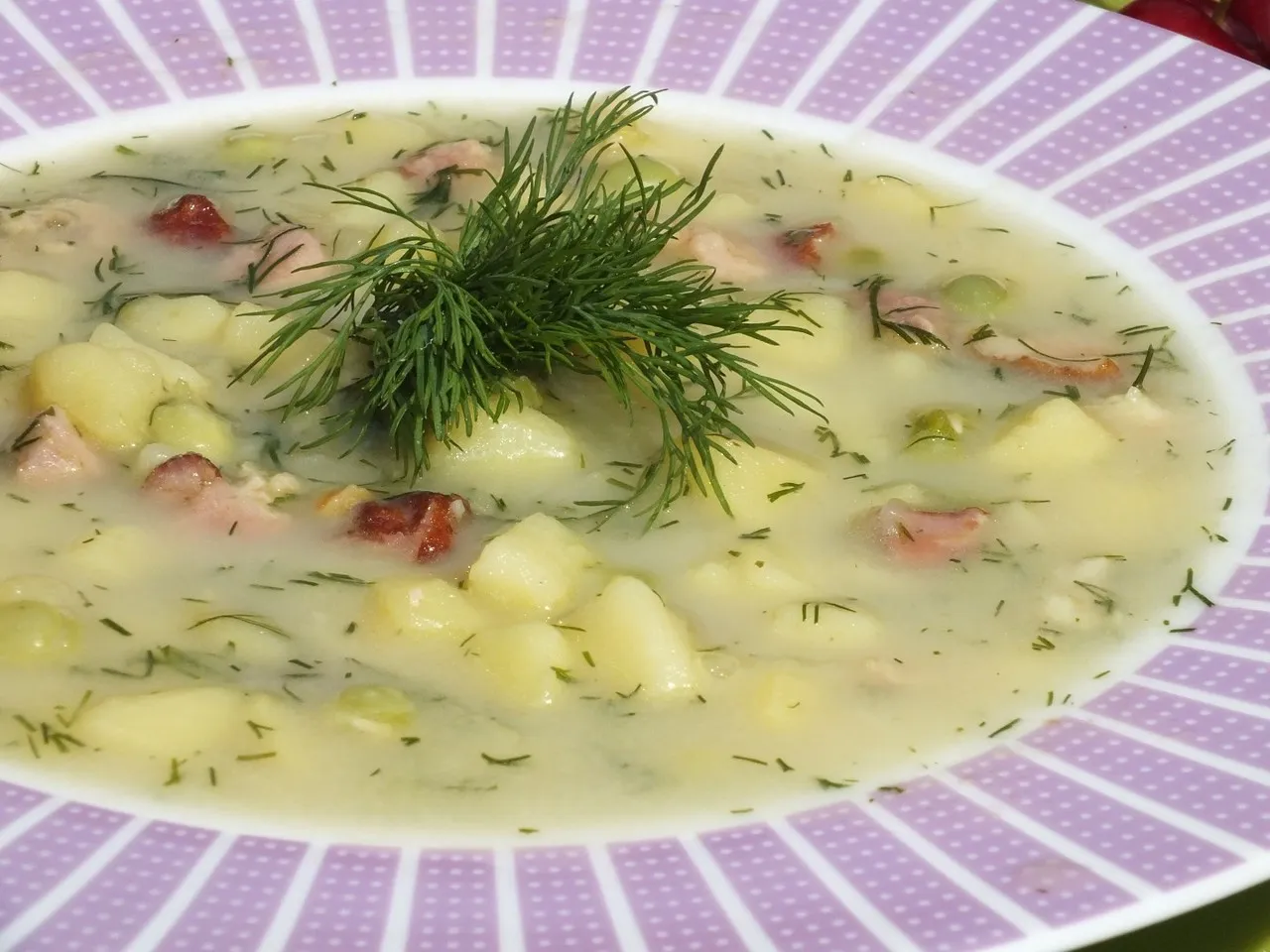 Delikatna zupa z zielonym groszkiem i boczkiem