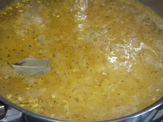 Delikatna zupa z zielonym groszkiem i boczkiem - 4