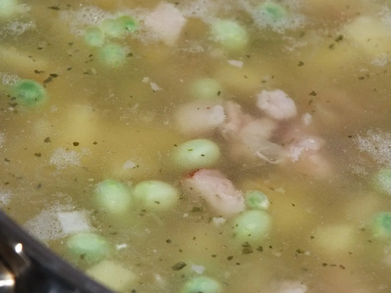 Delikatna zupa z zielonym groszkiem i boczkiem
