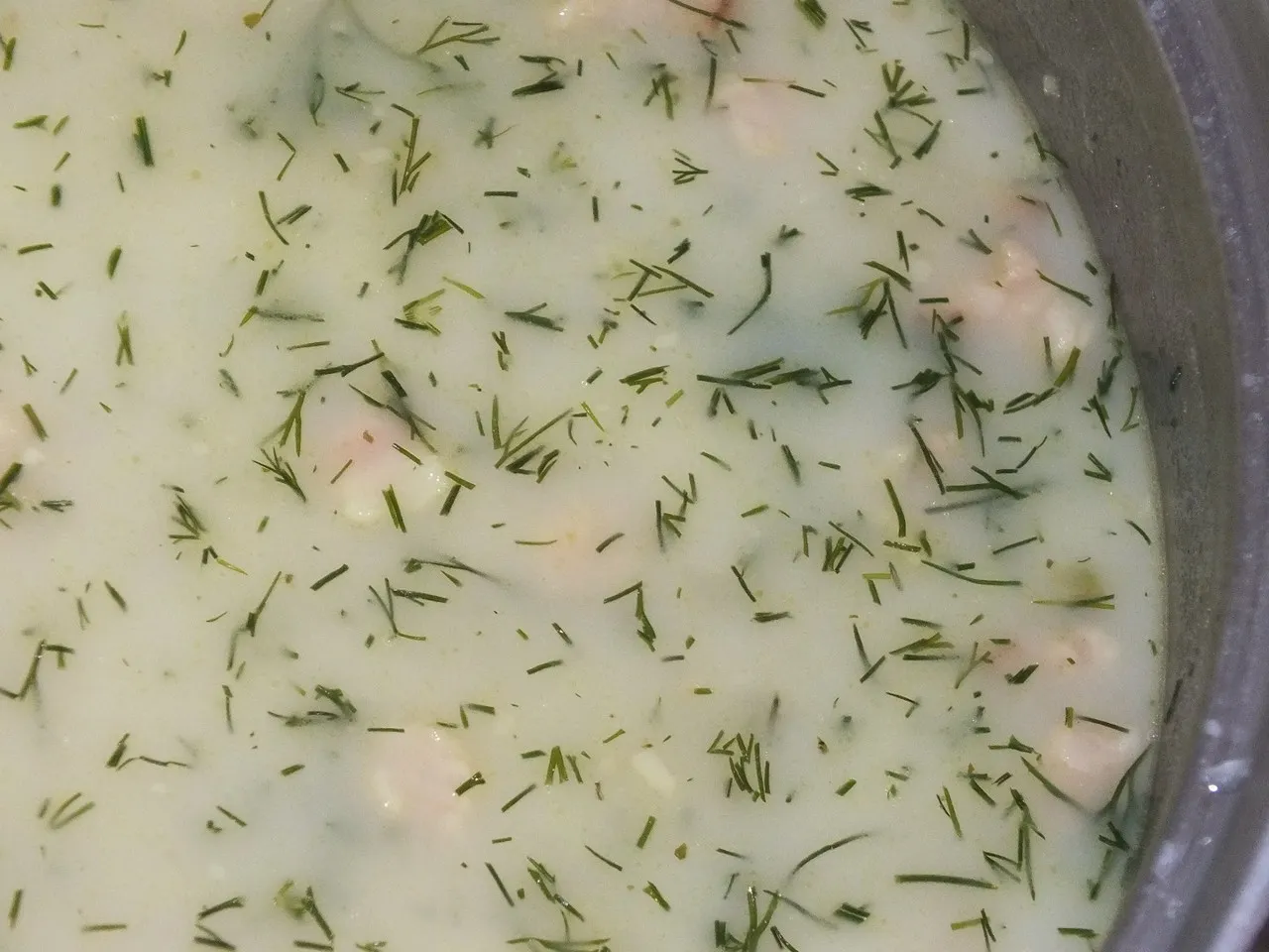 Delikatna zupa z zielonym groszkiem i boczkiem