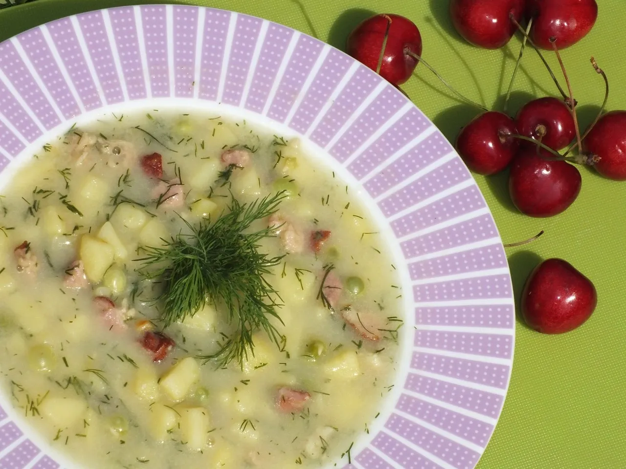 Delikatna zupa z zielonym groszkiem i boczkiem