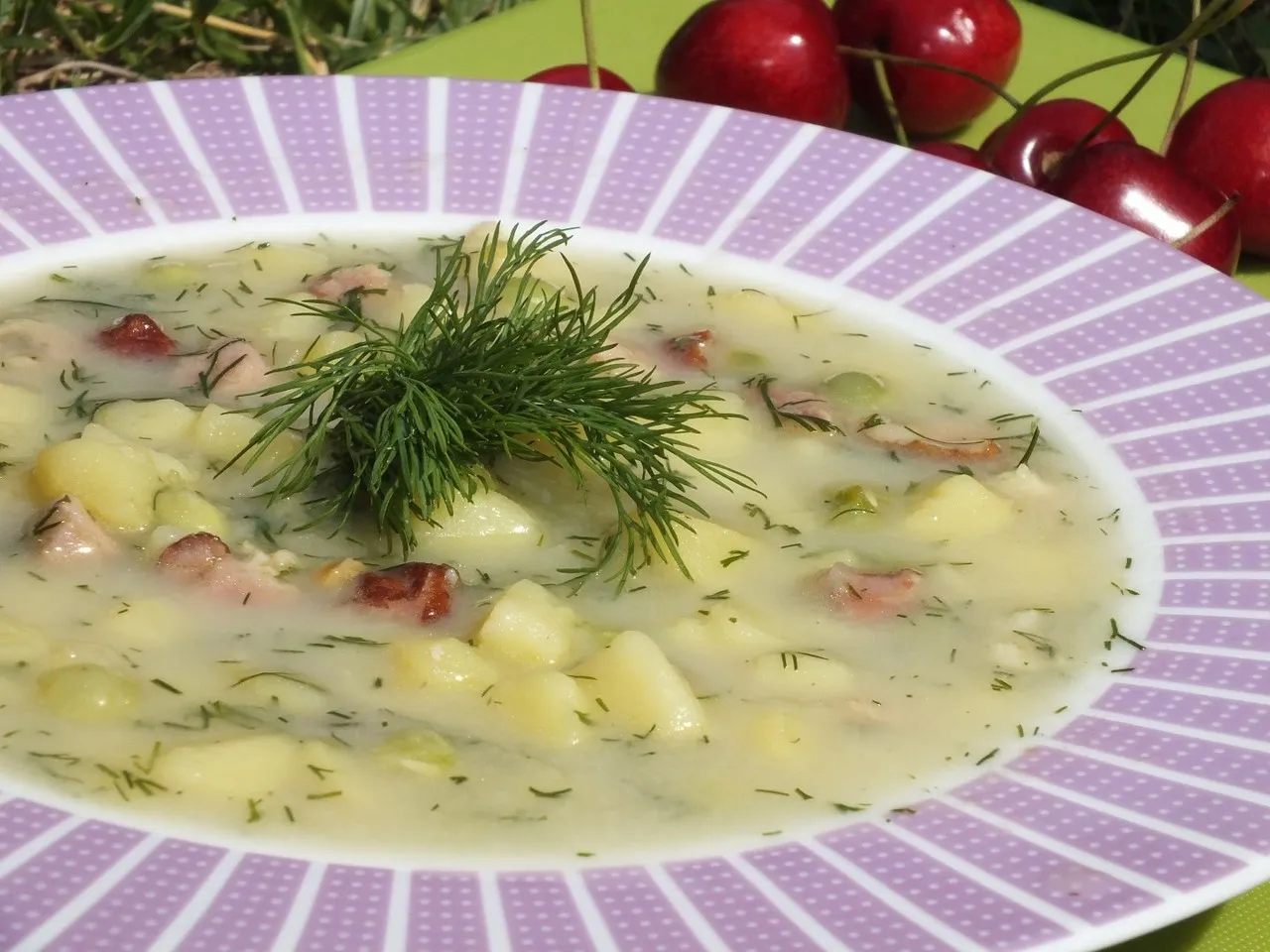 Delikatna zupa z zielonym groszkiem i boczkiem