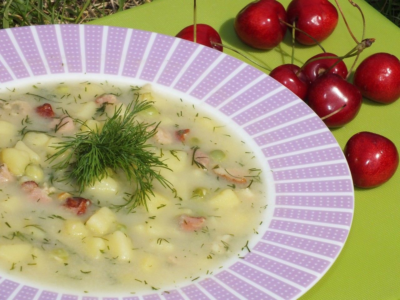 Delikatna zupa z zielonym groszkiem i boczkiem