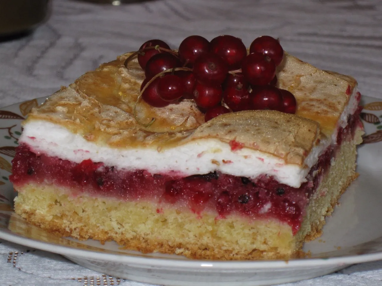 Kruche ciasto z porzeczkami i z bezą