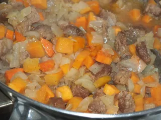 Gulasz wołowy z marchewką - 9