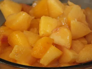 Kakaowe ciasto z jagodami i brzoskwiniami - 5