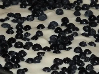 Kakaowe ciasto z jagodami i brzoskwiniami - 9