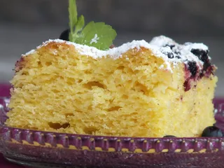Żółte drożdżowe ciasto z jagodami i rabarbarem - 2