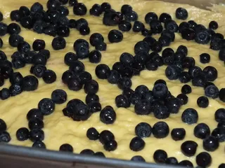Żółte drożdżowe ciasto z jagodami i rabarbarem - 11
