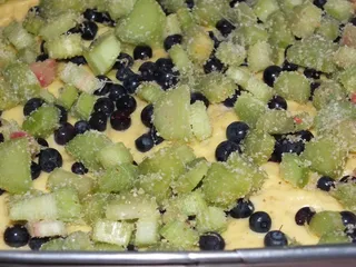 Żółte drożdżowe ciasto z jagodami i rabarbarem - 12