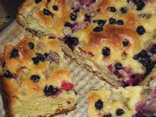 Żółte drożdżowe ciasto z jagodami i rabarbarem - 13