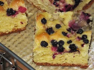 Żółte drożdżowe ciasto z jagodami i rabarbarem - 14