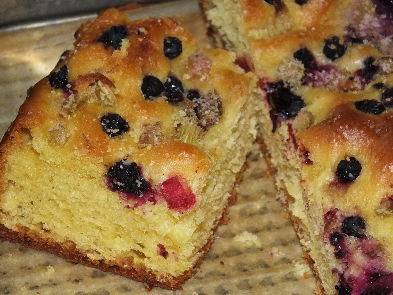 Żółte drożdżowe ciasto z jagodami i rabarbarem
