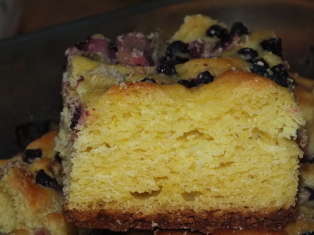 Żółte drożdżowe ciasto z jagodami i rabarbarem