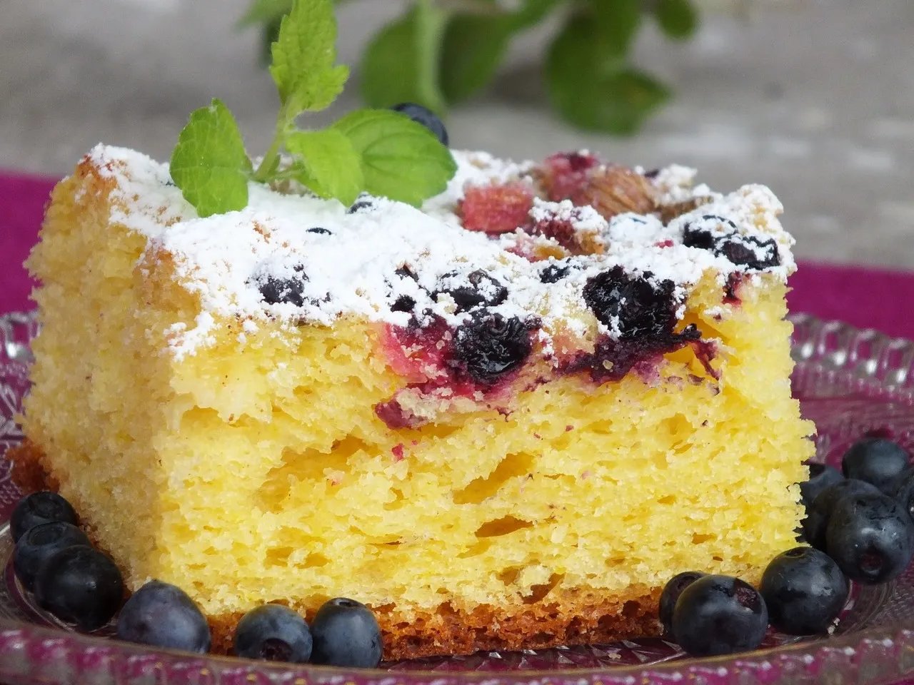 Żółte drożdżowe ciasto z jagodami i rabarbarem