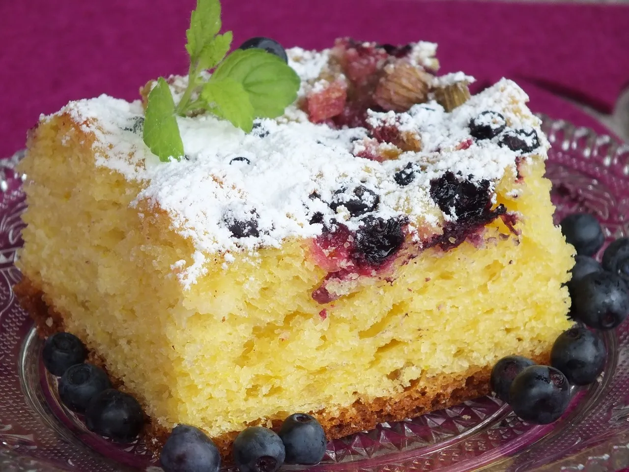 Żółte drożdżowe ciasto z jagodami i rabarbarem