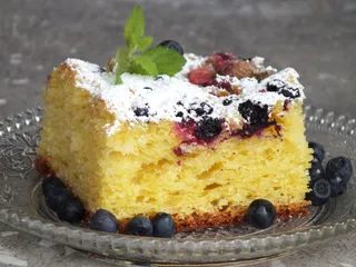 Żółte drożdżowe ciasto z jagodami i rabarbarem - 3