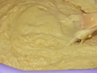 Żółte drożdżowe ciasto z jagodami i rabarbarem - 6